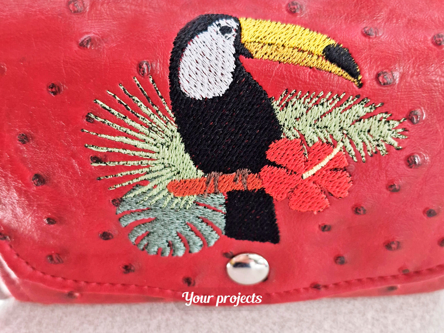 Toucan avec plantes tropicales